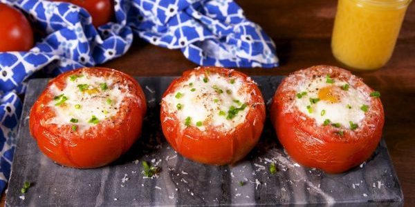 Kako kuhati jaja u pećnici: pečena jaja u košari rajčice