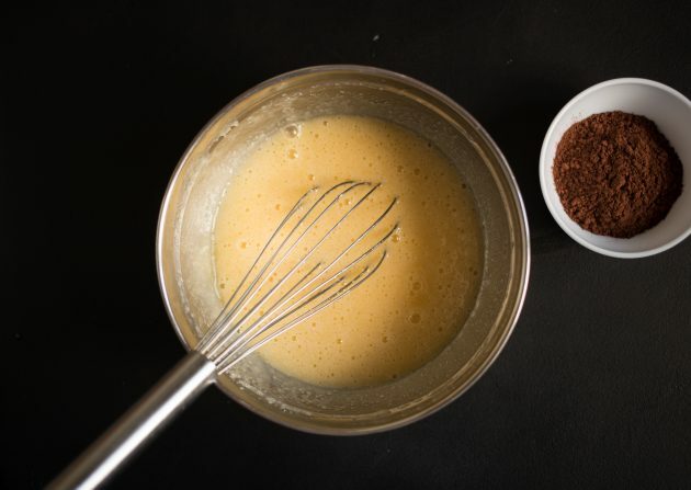 Recept za Brownie od kakaa i krem ​​sira: Dodajte jaja i dobro umutite smjesu