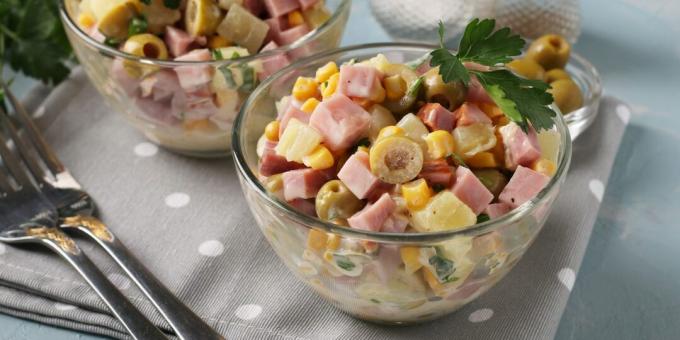 Salata s ananasom, maslinama i šunkom