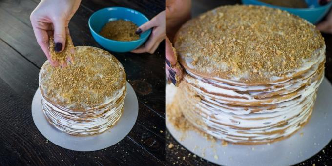 Recept kolač „Med torta”: Preostali kolač samljeti u mrvice i posuti joj tortu.