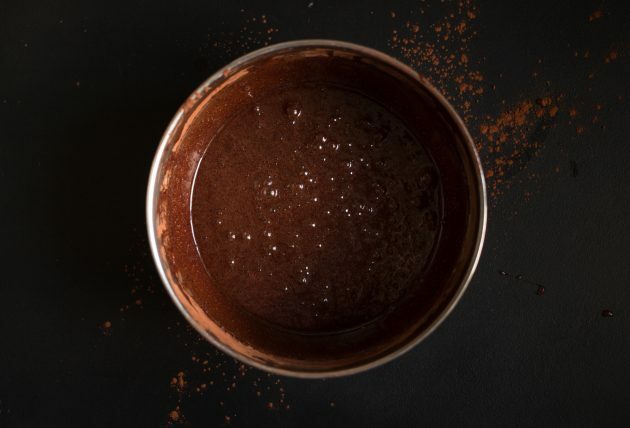 Recept za brownie s kakaom i krem ​​sirom: dobivenu masu kombinirajte s prosijanim suhim sastojcima