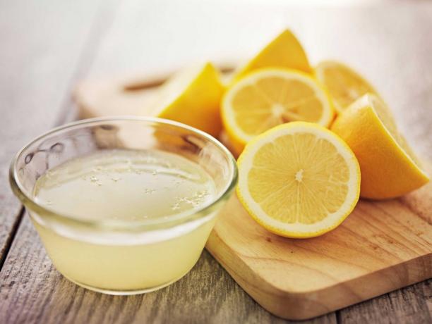 Limuna voda na mrlje u mikrovalnoj pećnici