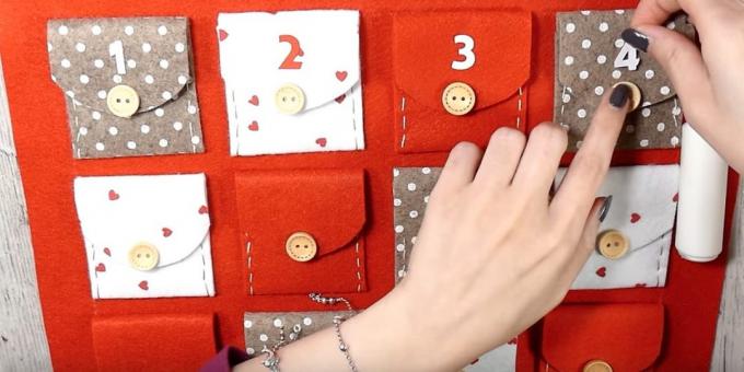 Advent kalendar sa svojim vlastitim rukama: lijepljenje preklopa na džepovima i gumbima i brojke