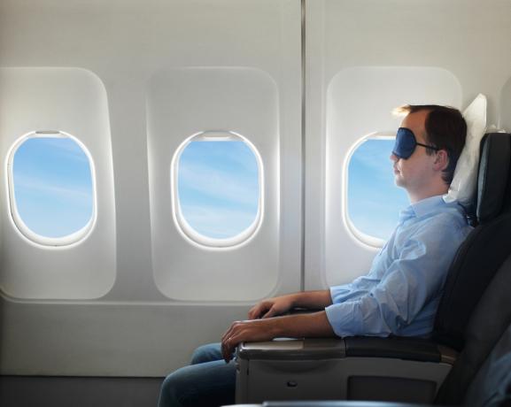 Portret muškarca opuštanje u avionu