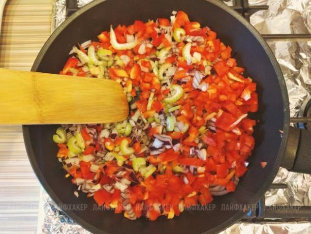 Sloppy Joe Burger Recept: Pošaljite nasjeckani celer, luk i papriku na kuhanje