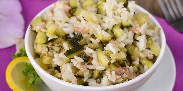 Salata s riža, tuna i kiseli krastavaca