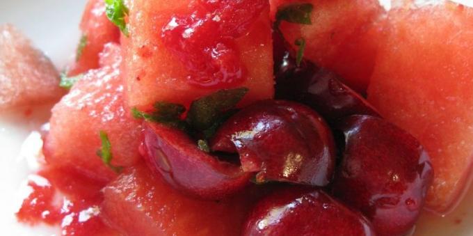Voćna salata: lubenica-menta salata s višnje