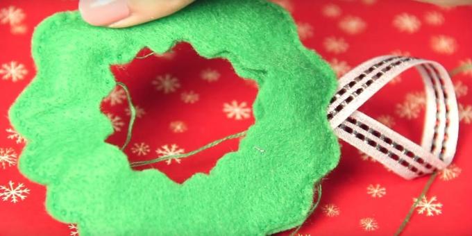 Božićni igračke sa svojim vlastitim rukama: šivati ​​rubova i dodati petlju