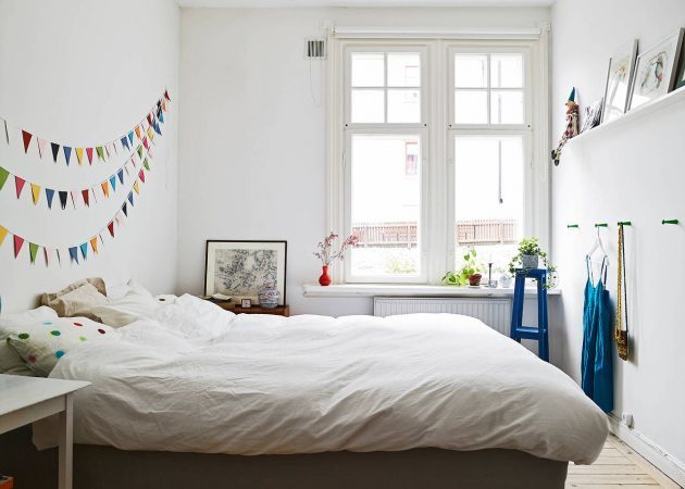 Mala spavaća soba: kukice na zidu