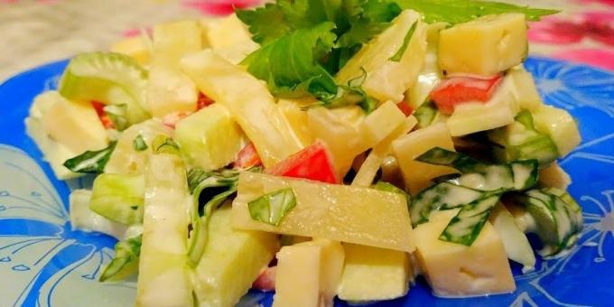Kako pripremiti salatu s ananasa, celer, jabuka, sira i paprike
