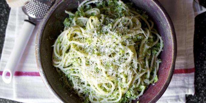 Recept za tjesteninu s umakom pesto s brokulom i parmezanom