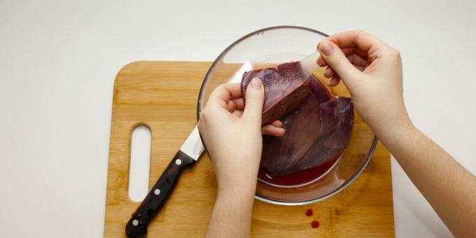 Kako kuhati svinjsku jetru: uklonite foliju