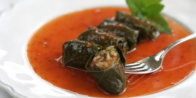 Dolma u paradajz umaku sa jogurtom i jabukama