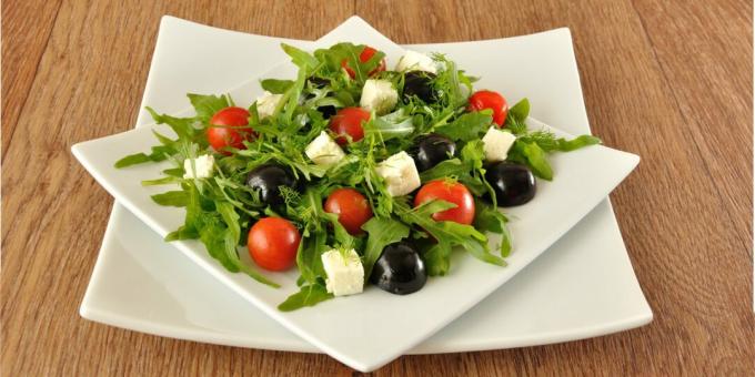 Salata s grožđem, rukolom i sirom: jednostavan recept