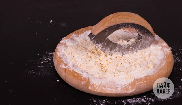 Krekeri od sira: maslac i brašno pretvoriti u male mrvice